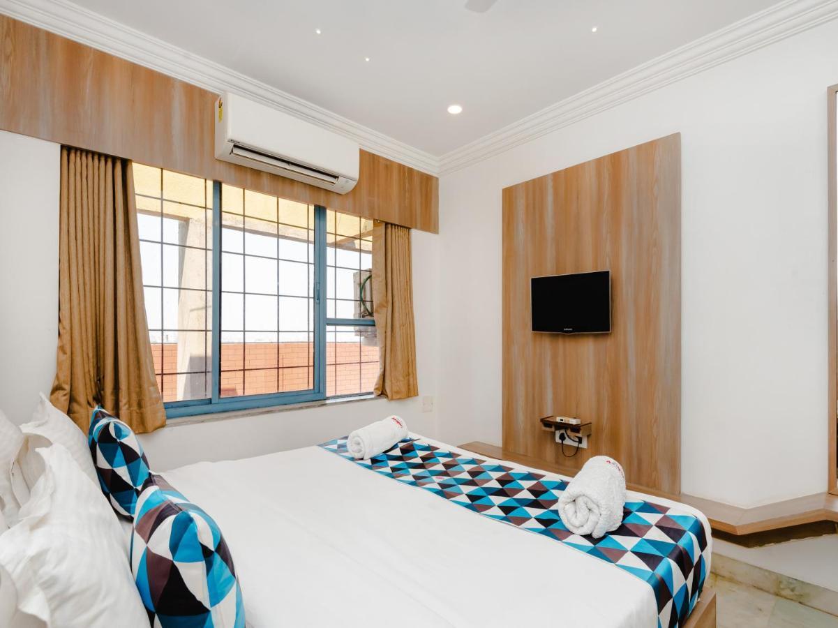 Hotel Galaxy Surat Exterior foto
