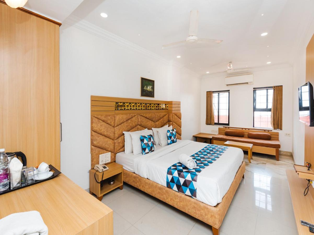 Hotel Galaxy Surat Exterior foto
