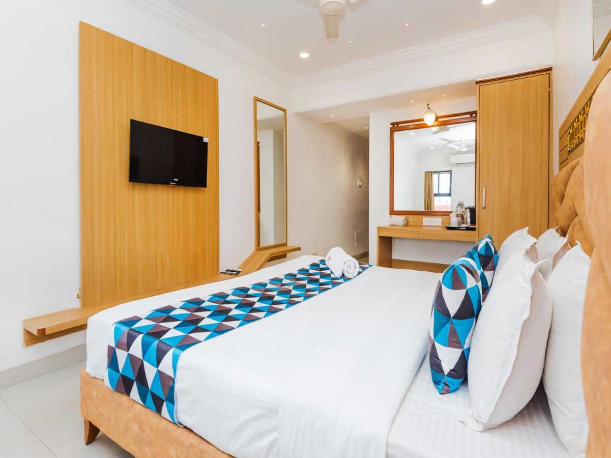 Hotel Galaxy Surat Exterior foto
