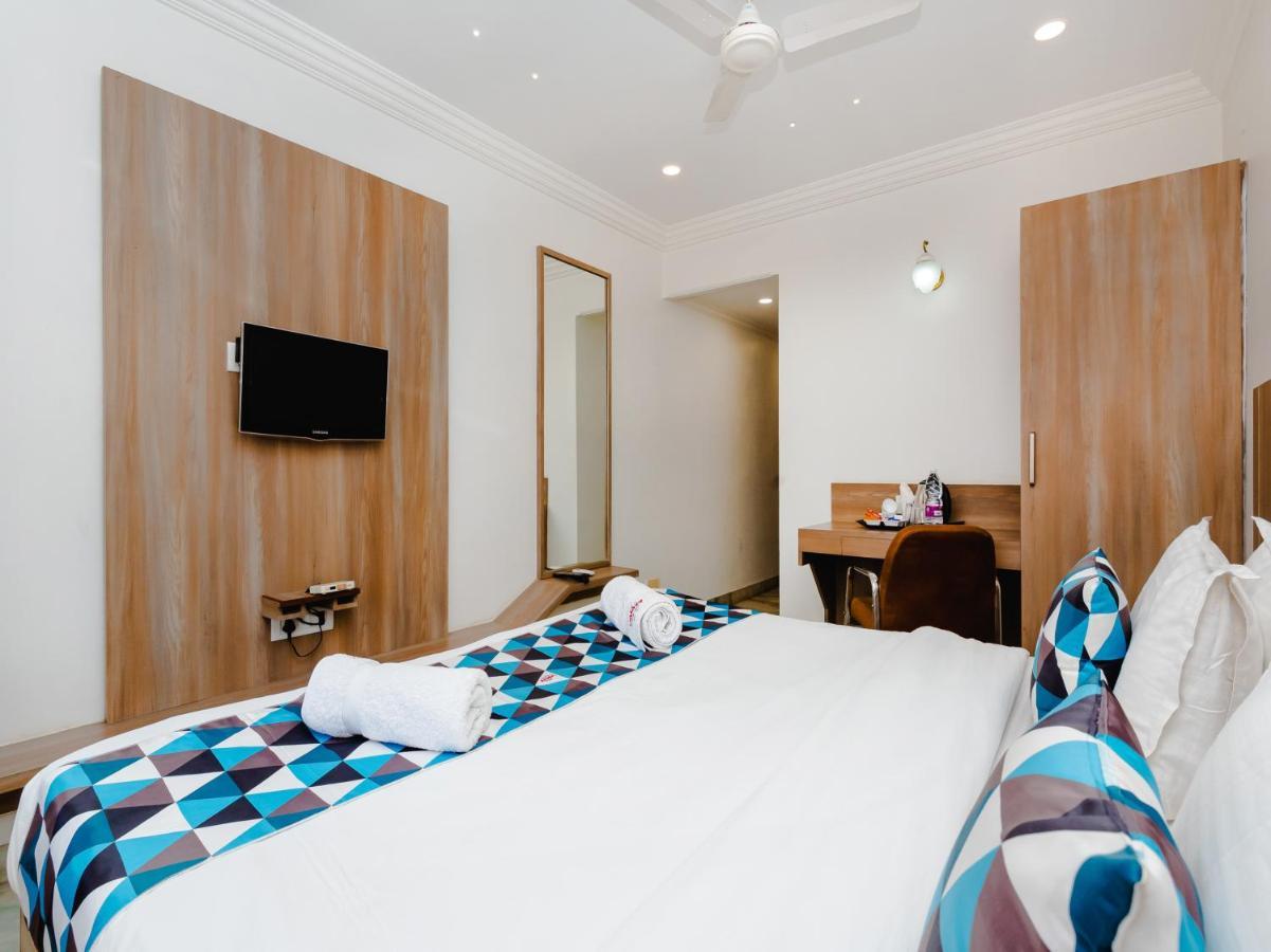 Hotel Galaxy Surat Exterior foto