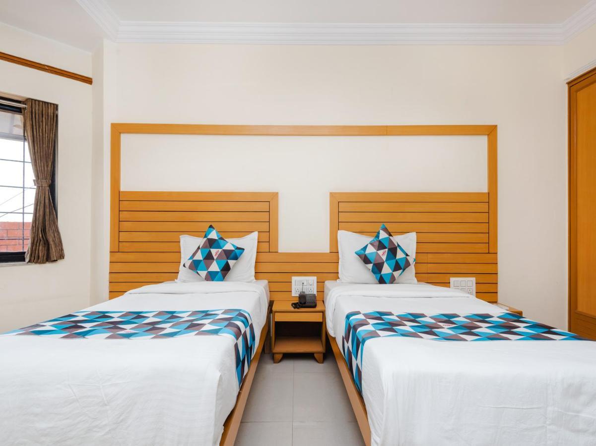 Hotel Galaxy Surat Exterior foto