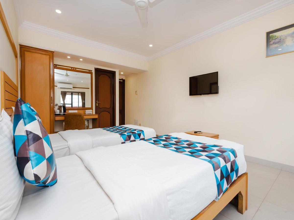 Hotel Galaxy Surat Exterior foto