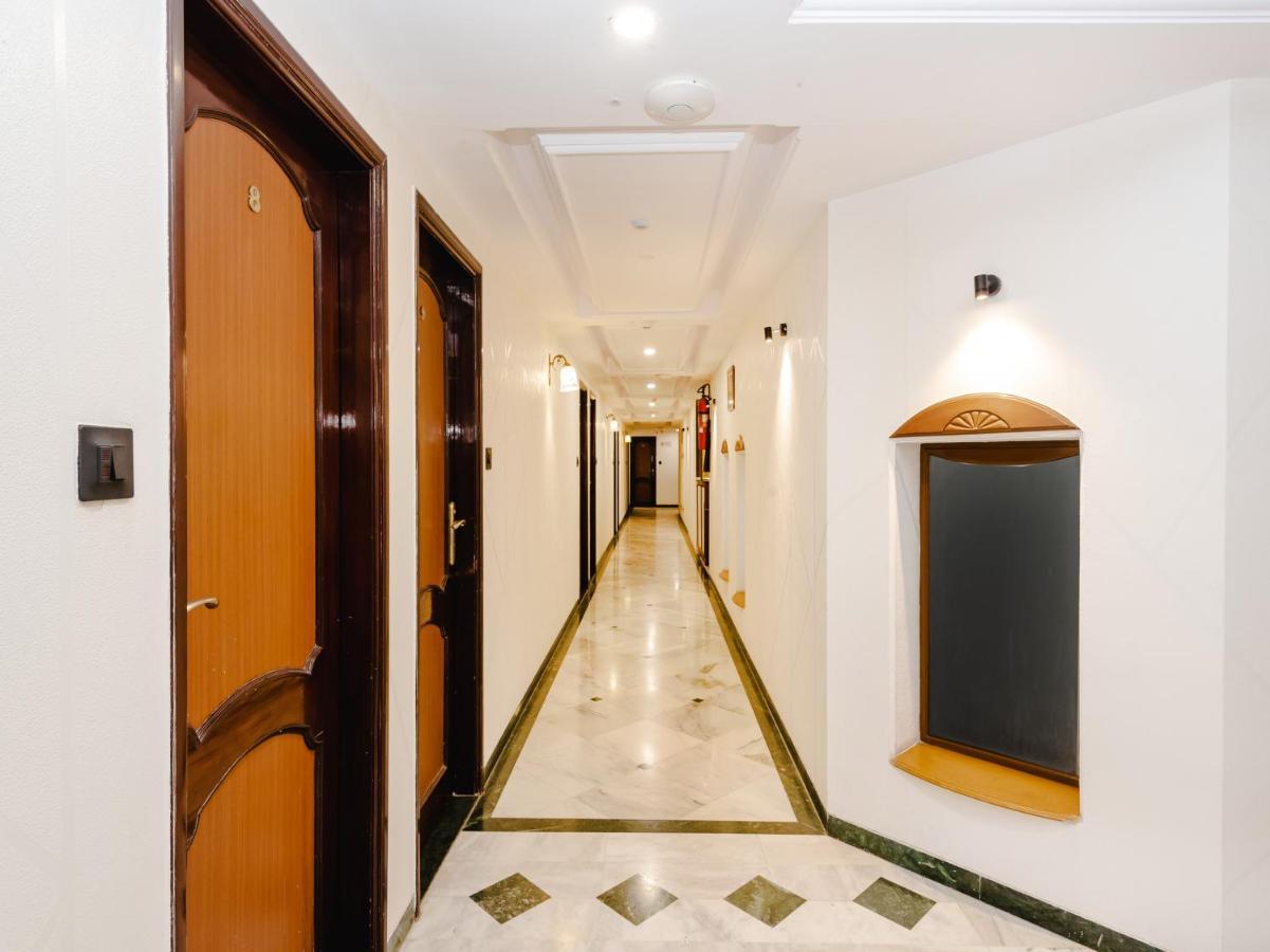 Hotel Galaxy Surat Exterior foto
