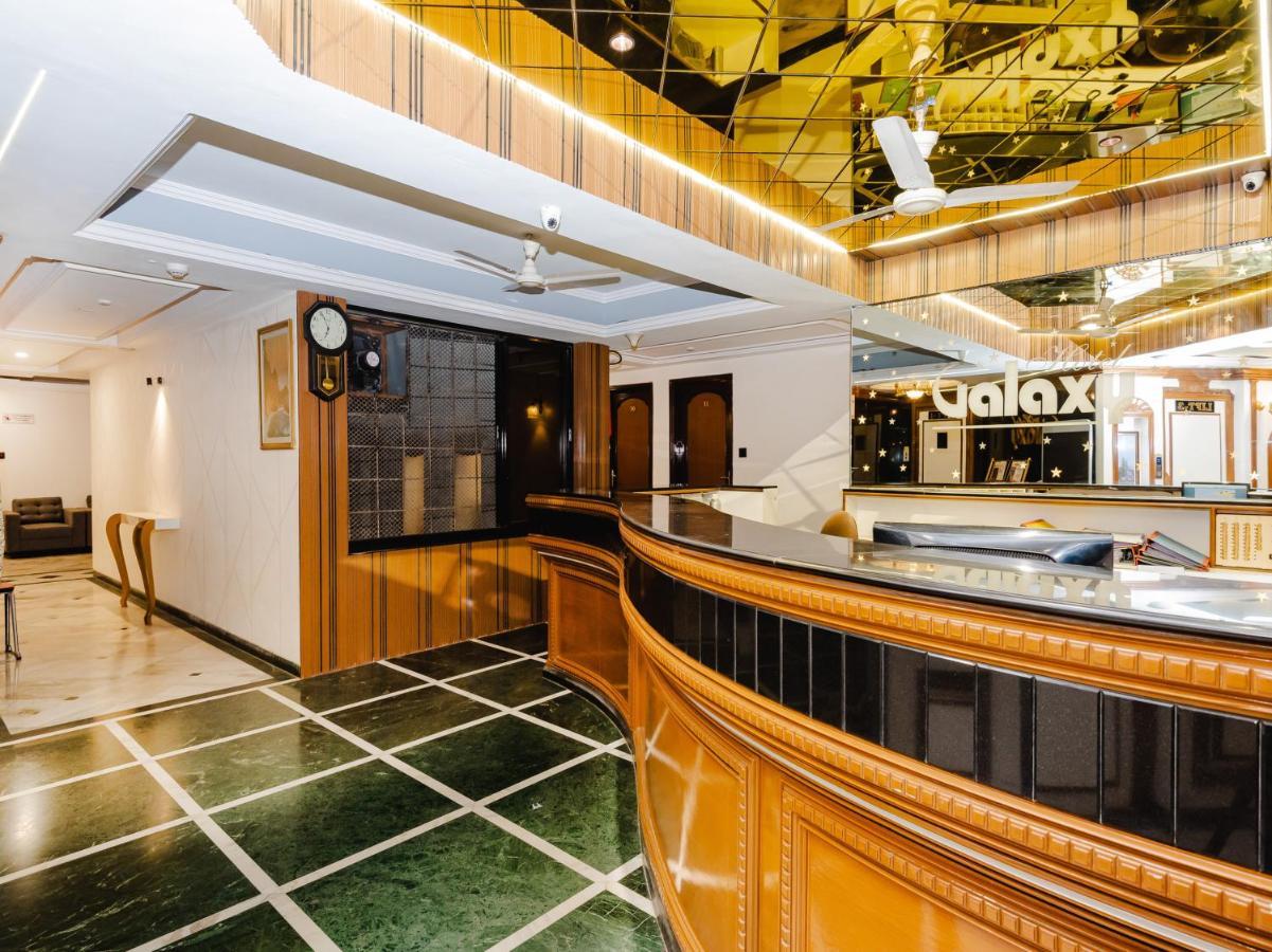 Hotel Galaxy Surat Exterior foto