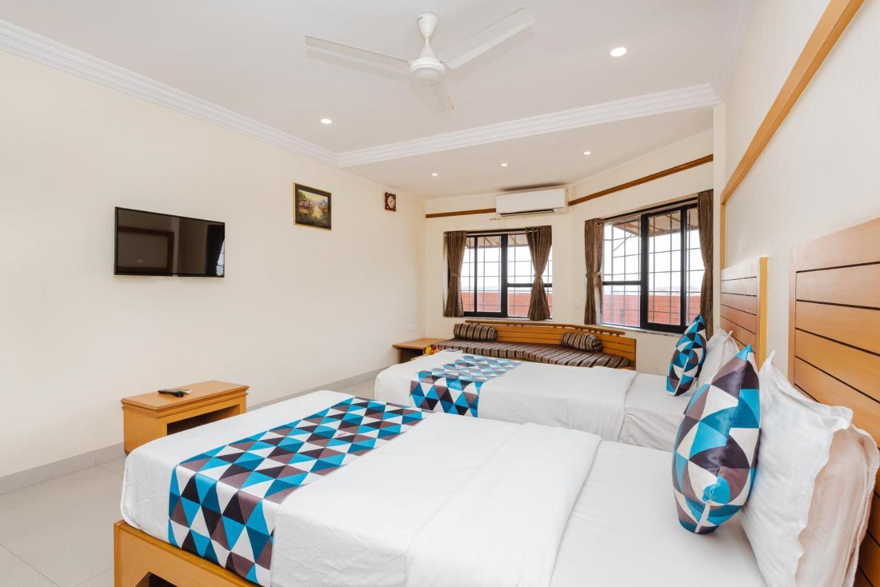 Hotel Galaxy Surat Exterior foto