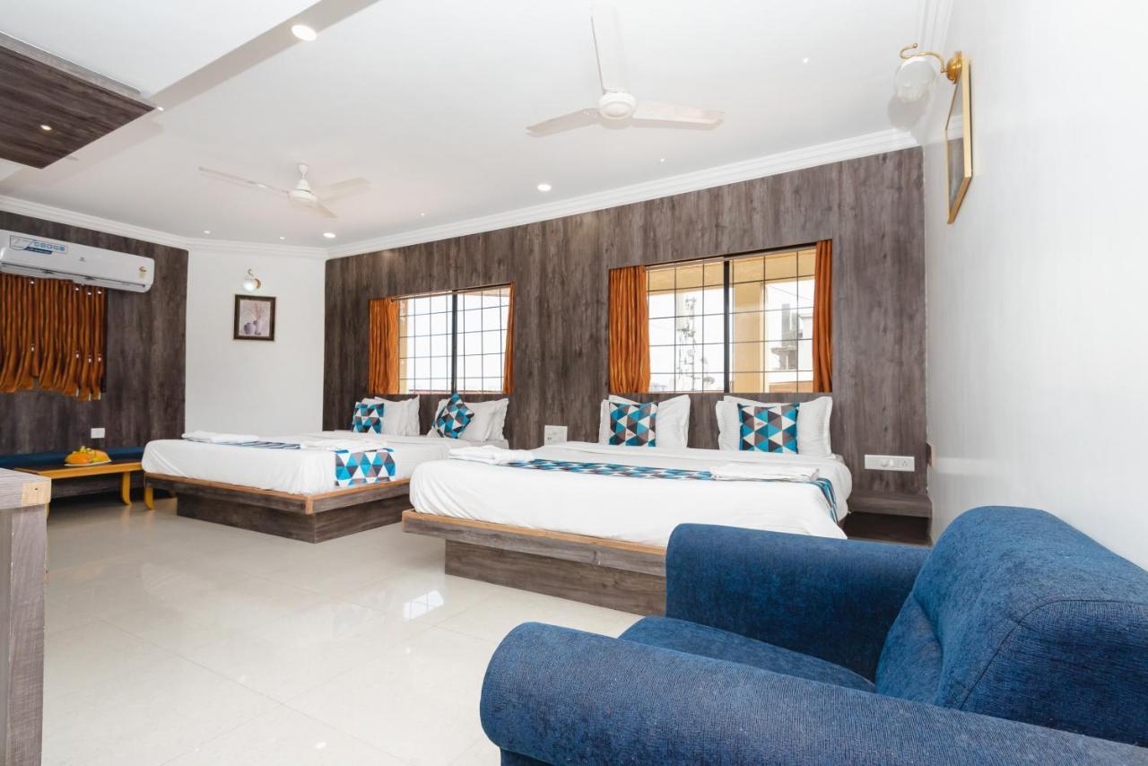 Hotel Galaxy Surat Exterior foto